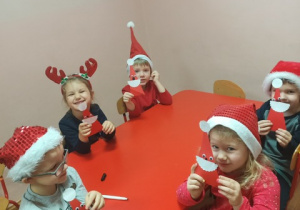 Dzieci pokazują swoje Mikołaje